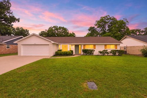 2112 Stonegate Dr N, Bedford, TX, 76021-5318 | Card Image