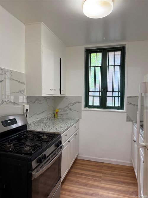 mg-1501 Metropolitan Ave, Bronx, NY, 10462-6166 | Card Image