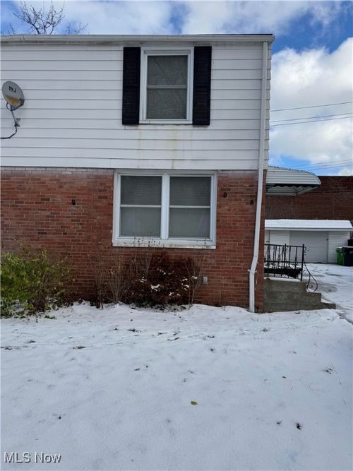 1555 E 256th St, Euclid, OH, 44132-2711 | Card Image