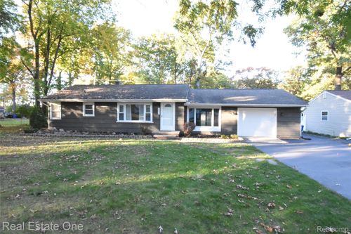 5674 Brunswick Blvd, Waterford, MI, 48327-2508 | Card Image
