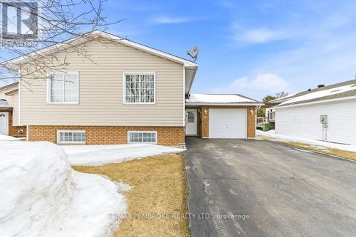 614 Weston St, Pembroke, ON, K8A3Y7 | Card Image