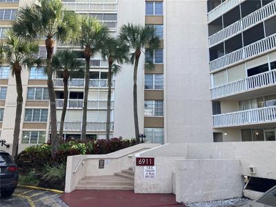 5L - 6911 Environ Blvd, Condo with 2 bedrooms, 2 bathrooms and null parking in Lauderhill FL | Image 2