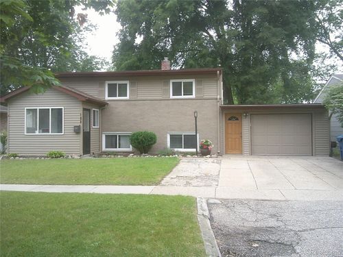 105 N Corbin St, Holly, MI, 48442-1432 | Card Image
