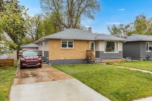 549 2 St Nw, Medicine Hat, AB, T1A6K2 | Card Image