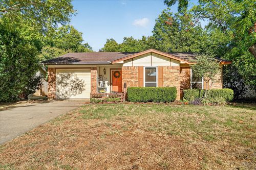 209 S Scott St, Burleson, TX, 76028-4829 | Card Image