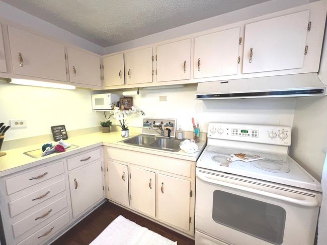APT-3214 - 9442 Kelvin Ln, Condo with 2 bedrooms, 1 bathrooms and 2 parking in Schiller Park IL | Image 8