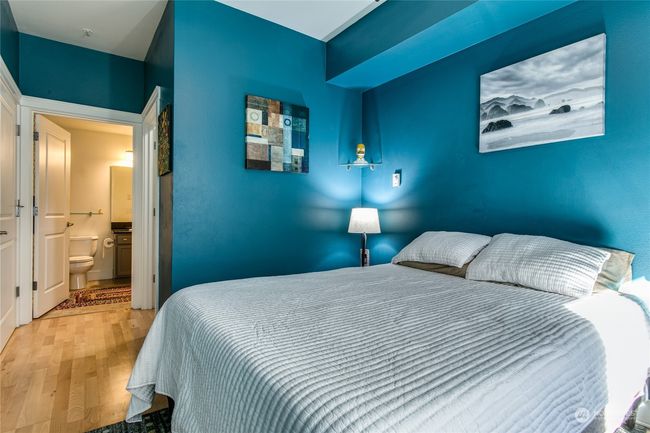 Bedroom w/ access to full bath | Image 10
