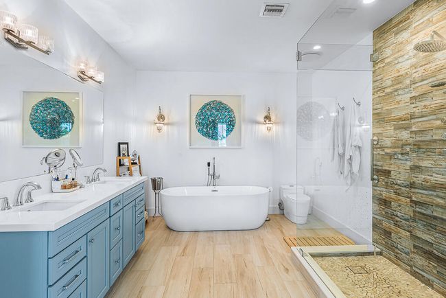 261-W-Seaview-Drive-master-bathroom-b | Image 13