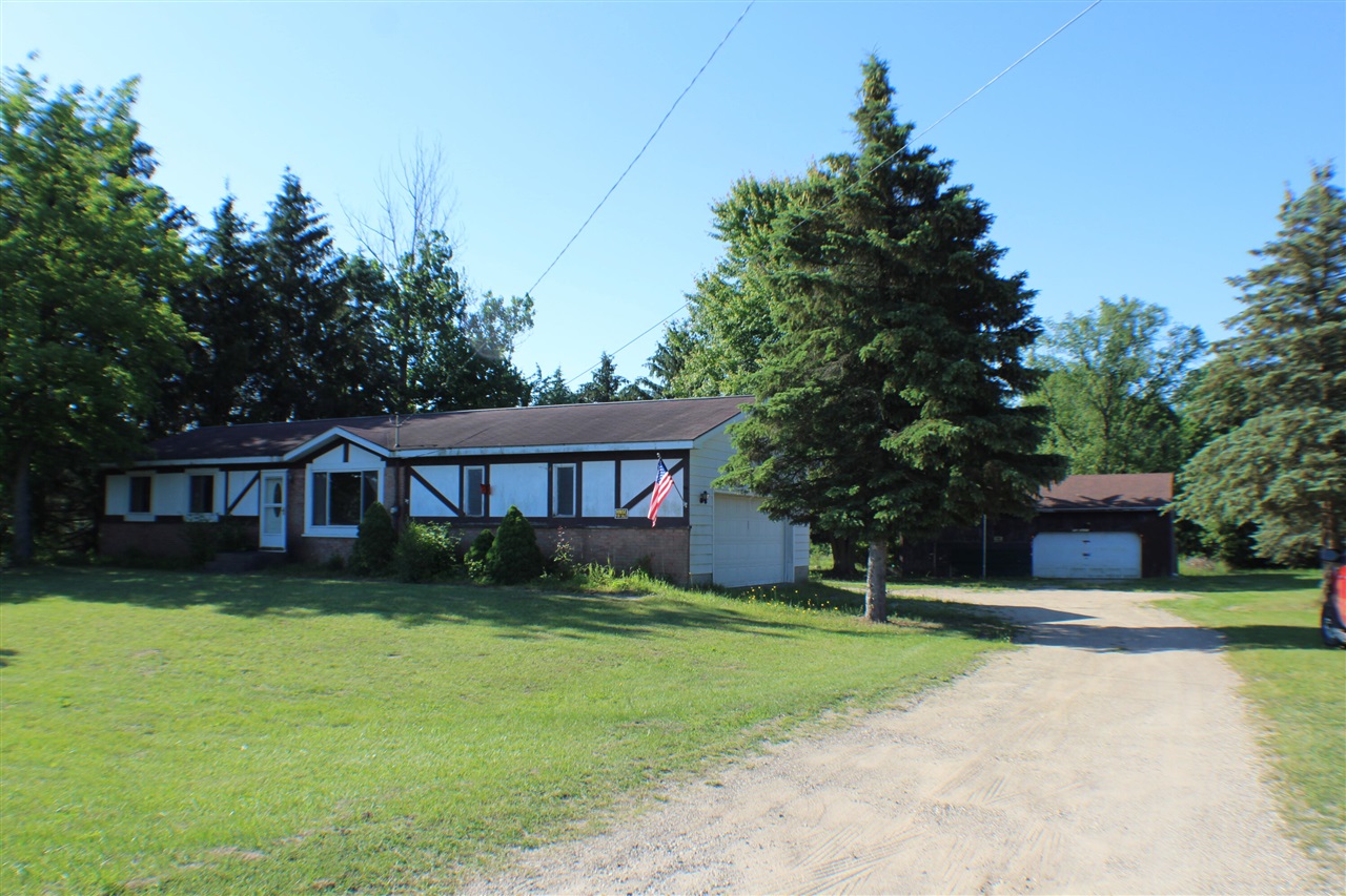 17 Mile Rd, Kent City, MI 49330