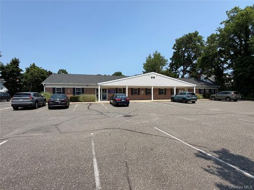 518-526 E Main St, Riverhead, NY, 11901-2557 | Card Image