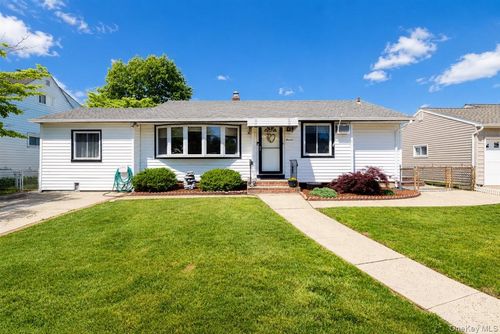 11 Adelphi Rd, Hicksville, NY, 11801-3413 | Card Image