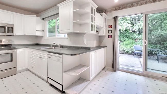 loads of cupboards & storage | Image 12