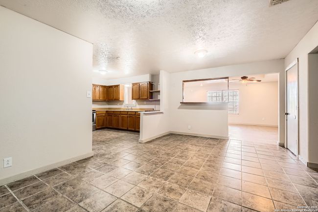12177 Pearsall Rd, House other with 5 bedrooms, 2 bathrooms and null parking in Atascosa TX | Image 8