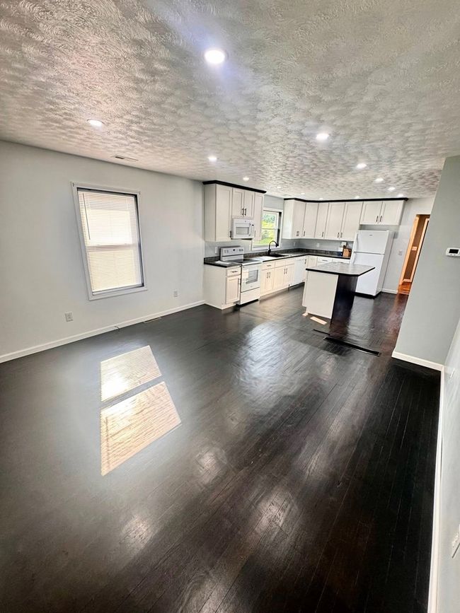 18437 Governor G C Peery Hwy, House other with 3 bedrooms, 2 bathrooms and null parking in Pounding Mill VA | Image 5