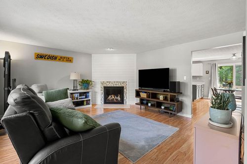 5 Westminster Dr, Nashua, NH, 03064-8113 | Card Image