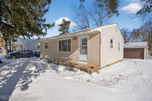 1588 N Duck Lake Rd, Highland, MI, 48356-2700 | Card Image