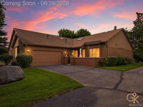 2216 London Bridge Dr, Rochester Hills, MI, 48307-4232 | Card Image