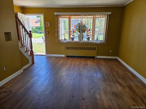 48 Circle Dr, Westbury, NY, 11590-2446 | Card Image