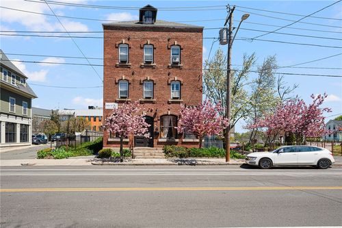 207 Douglas Ave, Providence, RI, 02908-3703 | Card Image