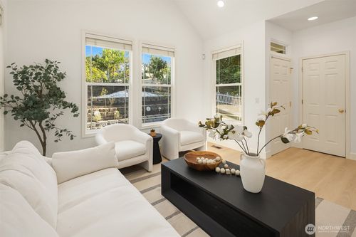 16255 Se 66th St, Bellevue, WA, 98006-5654 | Card Image