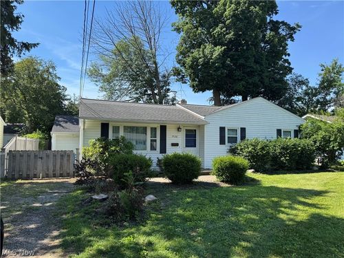 7526 Holly Dr, Mentor-On-The-Lake, OH, 44060-3219 | Card Image