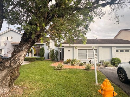 927 Nw 106th Avenue Cir, Miami, FL, 33172-3122 | Card Image