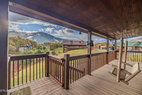 3452 Cove Meadows Dr, Sevierville, TN, 37862-2407 | Card Image