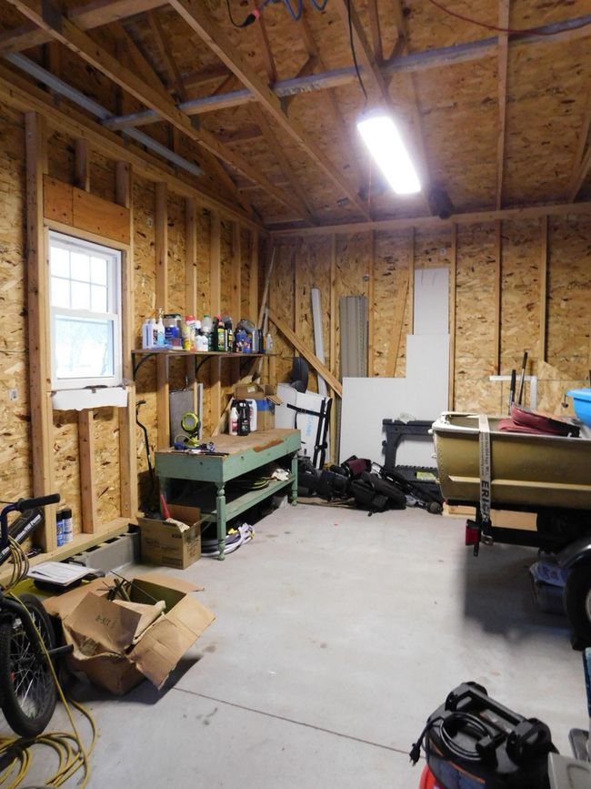Good lighting in the garage. | Image 42