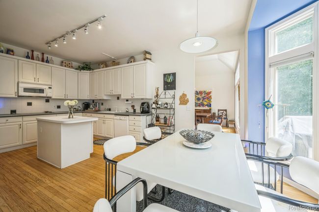 20_38049_Lantern_Hill_Ct_Farmington_Hills_MI_48331_USA-Kitchen-194376_SEP-08.jpg | Image 19