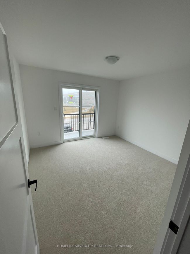208 Prince William Way, House attached with 3 bedrooms, 3 bathrooms and 2 parking in Barrie ON | Image 6