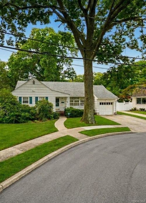 75 Royal Dr, Freeport, NY, 11520-1111 | Card Image