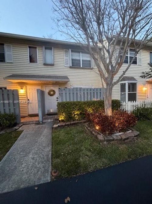 147 Sw 3rd St, Pompano Beach, FL, 33060-7927 | Card Image