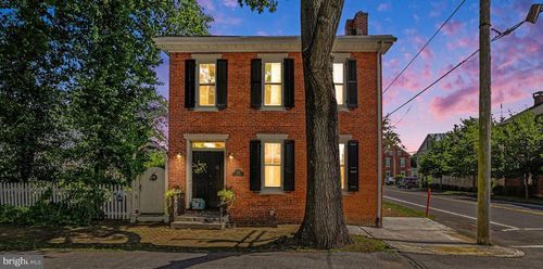 124 3rd St, BOILING SPRINGS, PA, 17007-9211 | Card Image