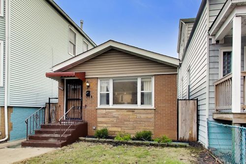 3321 N Whipple St, Chicago, IL, 60618-5717 | Card Image