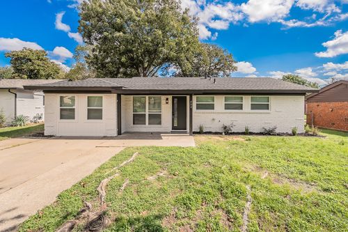 404 Simmons Dr, Hurst, TX, 76053-6533 | Card Image