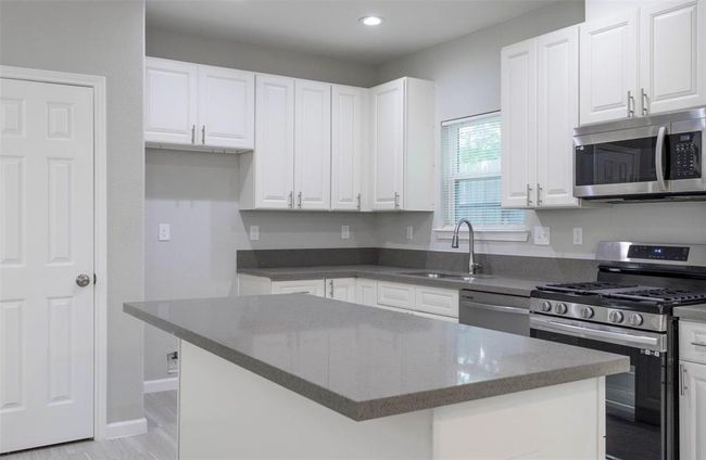 5801 Phillips St, House other with 3 bedrooms, 3 bathrooms and 2 parking in Houston TX | Image 4