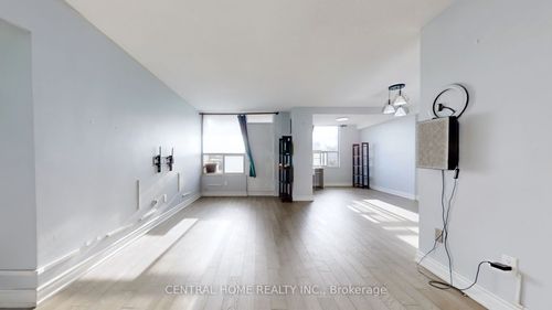 715-5 Shady Golfway N/A, East York, ON, M3C3A5 | Card Image