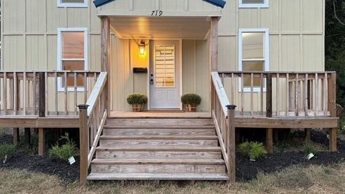 719 W Olive St, Bolivar, MO, 65613-1437 | Card Image