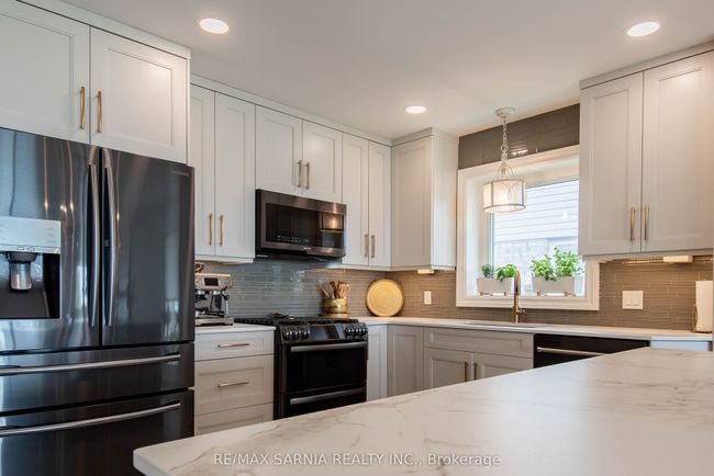 4062 Bluepoint Dr, House other with 3 bedrooms, 3 bathrooms and 4 parking in Town Of Plympton Wyoming ON | Image 11