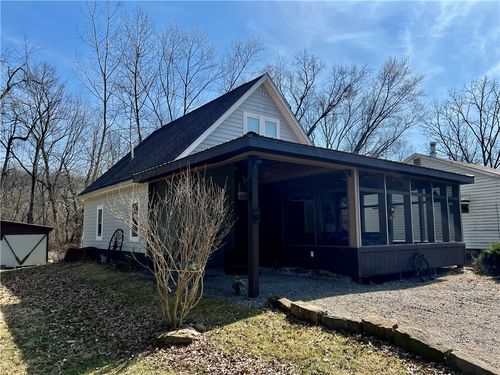 335 Algoma Ln, New Castle, PA, 16105-6602 | Card Image