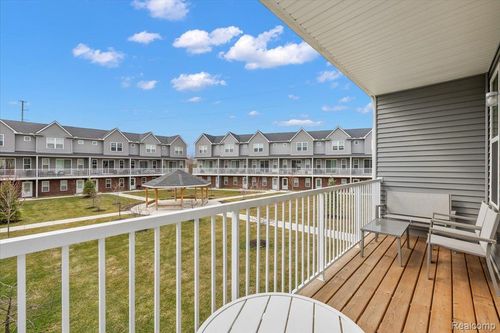 3927 Trailwaycommons Cir, Auburn Hills, MI, 48326-3988 | Card Image