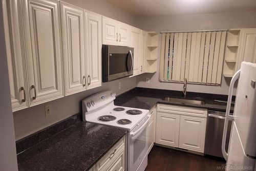 46101 Allenton Dr, Macomb, MI, 48044-5221 | Card Image