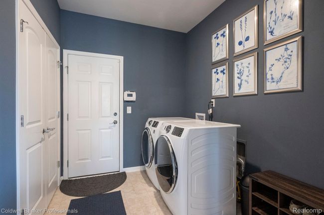 mud room/laundry off the garage | Image 15