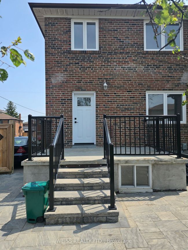 14 Snowood Crt, House attached with 3 bedrooms, 2 bathrooms and 4 parking in North York ON | Image 4