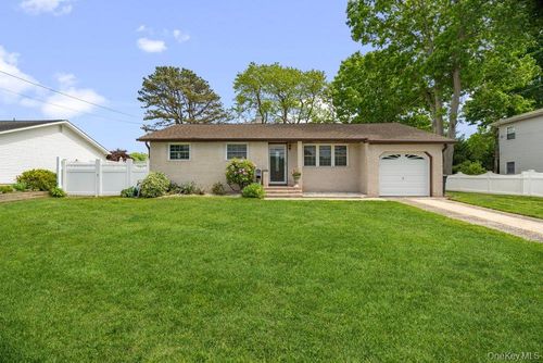 173 Loop Dr, Sayville, NY, 11782-1525 | Card Image