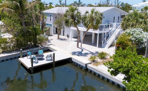 501 Key Royale Dr, HOLMES BEACH, FL, 34217-1227 | Card Image