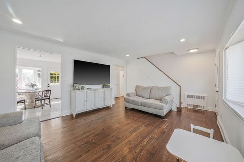412 Foxhurst Rd, Oceanside, NY, 11572-2531 | Card Image