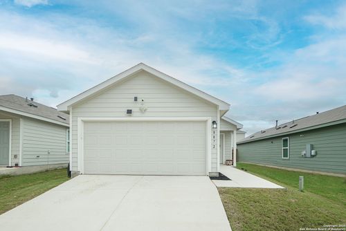 8072 Nube Medina, San Antonio, TX, 78252-4809 | Card Image