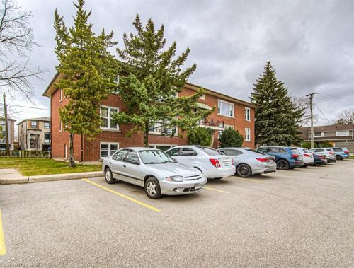 15 Floral Cres, Kitchener, ON, N2G3B3 | Card Image