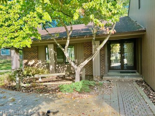 5647 Perrytown Dr, West Bloomfield, MI, 48322-1506 | Card Image